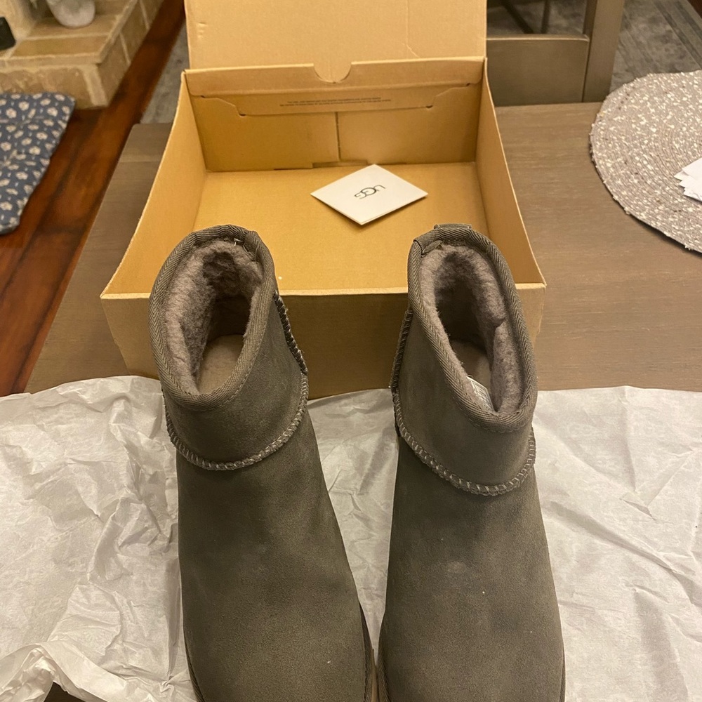 UGG Women's Classic Femme Mini Boot size 7 floor sale, color Moss